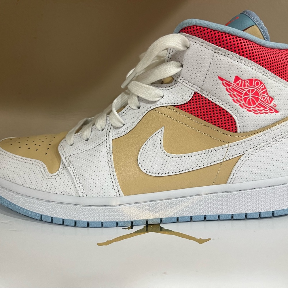 WMNS AIR JORDAN 1 MID SE